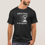 Camiseta Divertido Adulto 18th Birthday Gift idea Adulting<br><div class="desc">¿Estás luchando por encontrar el regalo perfecto para tu amigo o el cumpleaños 18 de tu ser querido? No hay más que fijarse en el hilarante diseño "Adulting in progress". Este diseño gracioso es perfecto para cualquiera que esté empezando su viaje a la edad adulta. Ya sea que se vayan...</div>