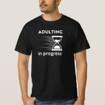 Camiseta Divertido Adulto 18th Birthday Gift idea Adulting<br><div class="desc">¿Estás luchando por encontrar el regalo perfecto para tu amigo o el cumpleaños 18 de tu ser querido? No hay más que fijarse en el hilarante diseño "Adulting in progress". Este diseño gracioso es perfecto para cualquiera que esté empezando su viaje a la edad adulta. Ya sea que se vayan...</div>