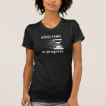 Camiseta Divertido Adulto 18th Birthday Gift idea Adulting<br><div class="desc">¿Estás luchando por encontrar el regalo perfecto para tu amigo o el cumpleaños 18 de tu ser querido? No hay más que fijarse en el hilarante diseño "Adulting in progress". Este diseño gracioso es perfecto para cualquiera que esté empezando su viaje a la edad adulta. Ya sea que se vayan...</div>