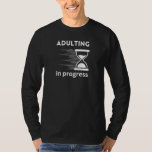 Camiseta Divertido Adulto 18th Birthday Gift idea Adulting<br><div class="desc">¿Estás luchando por encontrar el regalo perfecto para tu amigo o el cumpleaños 18 de tu ser querido? No hay más que fijarse en el hilarante diseño "Adulting in progress". Este diseño gracioso es perfecto para cualquiera que esté empezando su viaje a la edad adulta. Ya sea que se vayan...</div>