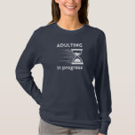 Camiseta Divertido Adulto 18th Birthday Gift idea Adulting<br><div class="desc">¿Estás luchando por encontrar el regalo perfecto para tu amigo o el cumpleaños 18 de tu ser querido? No hay más que fijarse en el hilarante diseño "Adulting in progress". Este diseño gracioso es perfecto para cualquiera que esté empezando su viaje a la edad adulta. Ya sea que se vayan...</div>