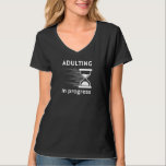 Camiseta Divertido Adulto 18th Birthday Gift idea Adulting<br><div class="desc">¿Estás luchando por encontrar el regalo perfecto para tu amigo o el cumpleaños 18 de tu ser querido? No hay más que fijarse en el hilarante diseño "Adulting in progress". Este diseño gracioso es perfecto para cualquiera que esté empezando su viaje a la edad adulta. Ya sea que se vayan...</div>