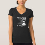 Camiseta Divertido Adulto 18th Birthday Gift idea Adulting<br><div class="desc">¿Estás luchando por encontrar el regalo perfecto para tu amigo o el cumpleaños 18 de tu ser querido? No hay más que fijarse en el hilarante diseño "Adulting in progress". Este diseño gracioso es perfecto para cualquiera que esté empezando su viaje a la edad adulta. Ya sea que se vayan...</div>