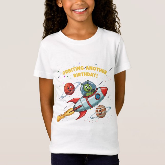 Camiseta Divertido Alien "Orbitando Otro Cumpleaños" Tarjet (Anverso)