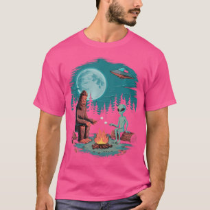Camiseta Divertido Alien Y Bigfoot Campfire Moon Ufo Advent