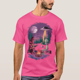 Camiseta Divertido Alien Y Bigfoot Campfire Moon Ufo Advent