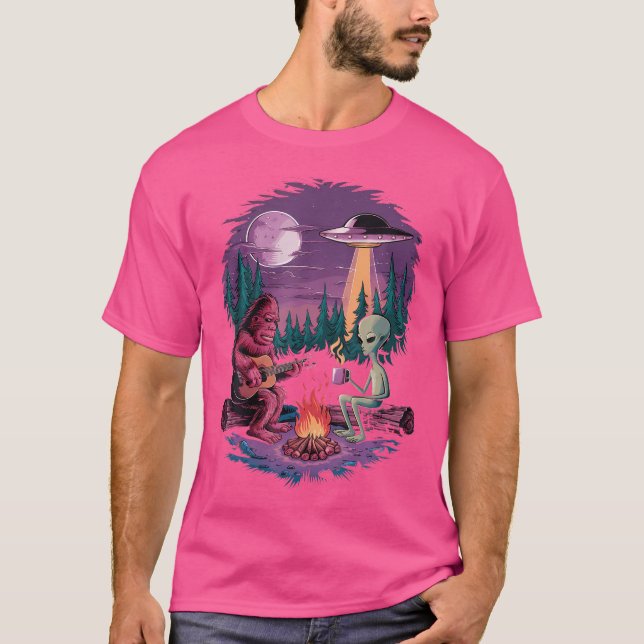 Camiseta Divertido Alien Y Bigfoot Campfire Moon Ufo Advent (Anverso)