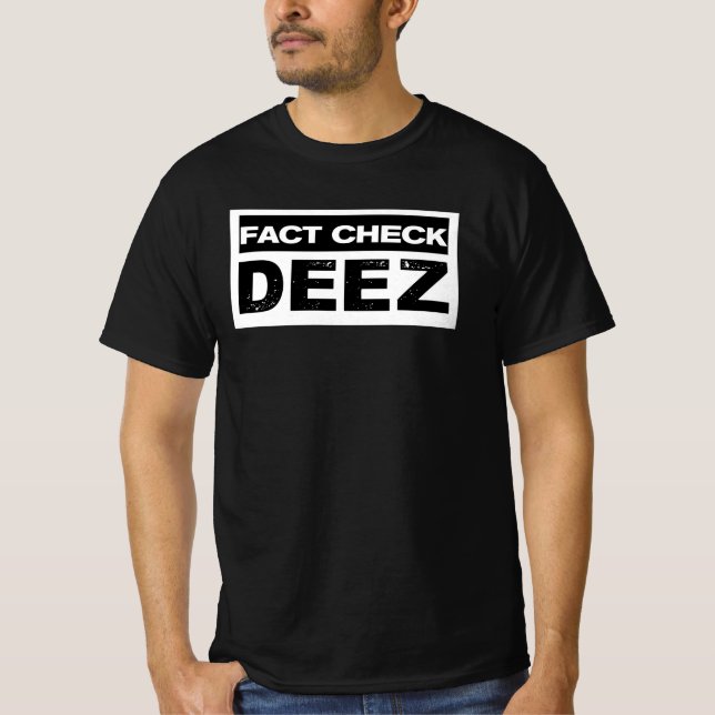 Camiseta Divertido chequeo de hechos políticos Deez Shirt (Anverso)