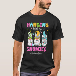 Camiseta Divertido colgando con mis gnomios enfermera pediá