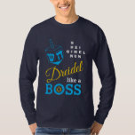 Camiseta Divertido Dreidel Como Un Jefe Hanukkah<br><div class="desc">Divertido, elegante DREIDEL COMO UN BOSS Hanukkah Long-Sleeve T-Shirt, diseñado con dreidel azul y tipografía azul, amarillo y blanco. En la esquina superior derecha, puede leer los nombres de los cuatro lados dreidel en un formato de rompecabezas de palabras (HEI puede cambiarse a HEY o HAY, si es necesario). Dentro...</div>