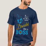 Camiseta Divertido Dreidel Como Un Jefe Hanukkah<br><div class="desc">Divertido, elegante DREIDEL COMO una camiseta Hanukkah BOSS, diseñada con dreidel azul y tipografía azul, amarilla y blanca. En la esquina superior derecha, puede leer los nombres de los cuatro lados dreidel en un formato de rompecabezas de palabras (HEI puede cambiarse a HEY o HAY, si es necesario). Dentro del...</div>