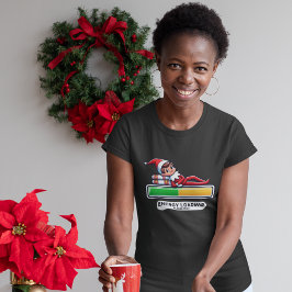 Camiseta Divertido Elf Relajándose en la carga de energía d