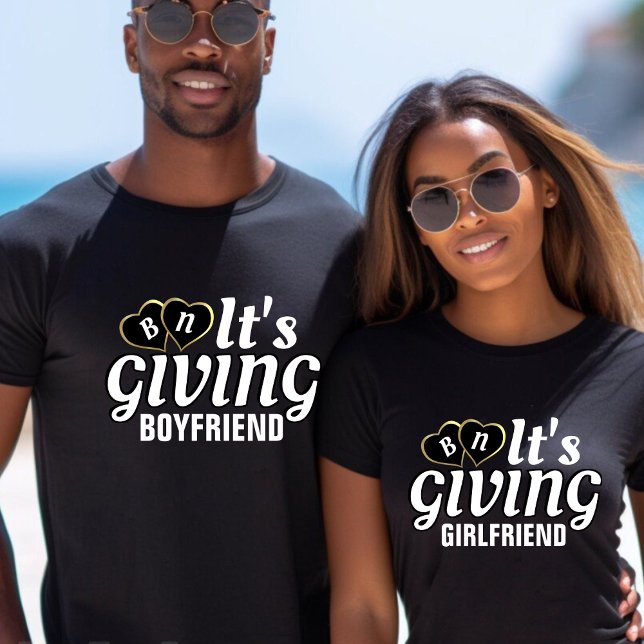 Camiseta Divertido es darle San Valentín a las parejas de n (Funny It's Giving Boyfriend Couples Valentine T-Shirt)
