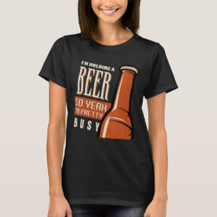 Camiseta Divertido estoy sosteniendo una cerveza así que sí