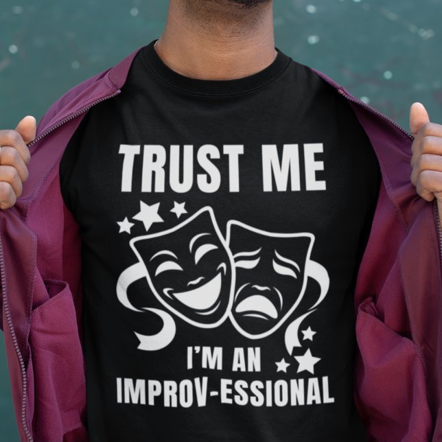 Camiseta Divertido IMPROV Créanme, soy una persona que trab (Fun IMPROV shirt. Text reads TRUST ME, I'M AN IMPROV-ESSIONAL with a pair of theatre masks.)