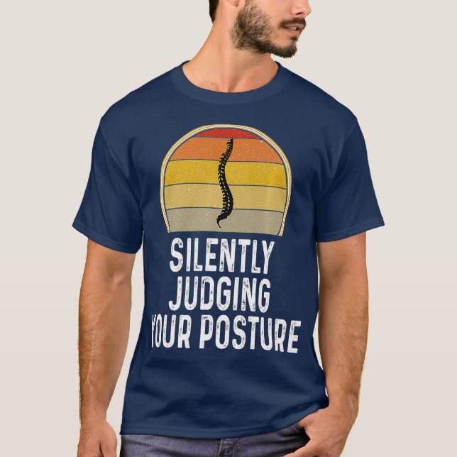 Camiseta Divertido Juzgando Silenciosamente Su Chiropráctic (Anverso)