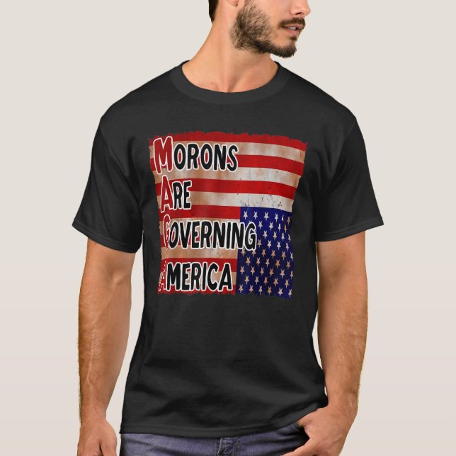 Camiseta Divertido meme de definición de MAGA contra Trump  (Anverso)