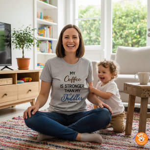 Camiseta Divertido “Mi Café Es Más Fuerte Que Mi Niño”