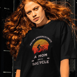 Camiseta Divertido Nunca subestimes a una mamá en bicicleta