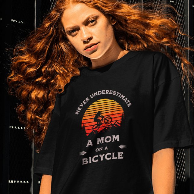 Camiseta Divertido Nunca subestimes a una mamá en bicicleta (Subido por el creador)