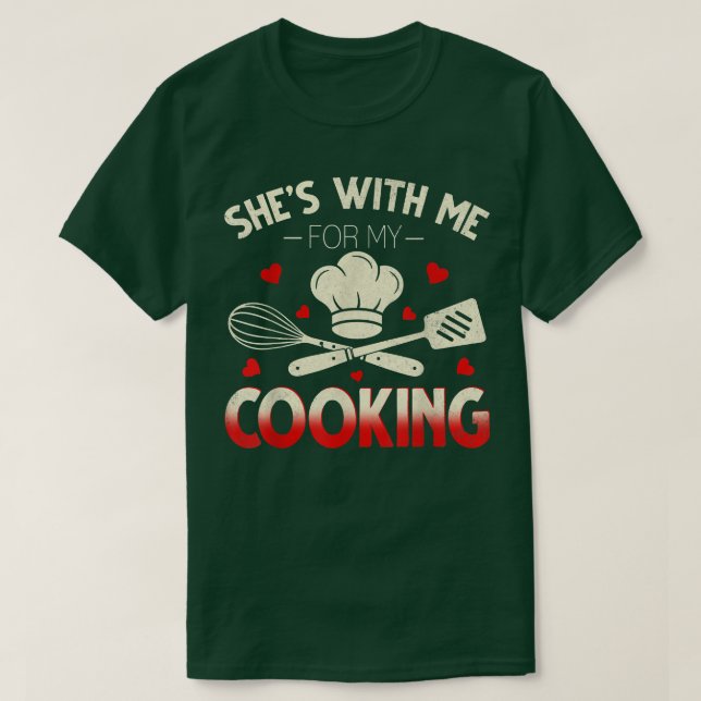 Camiseta Divertido Shes Conmigo Por Mi Cocina Cuida Cocina  (Diseño del anverso)