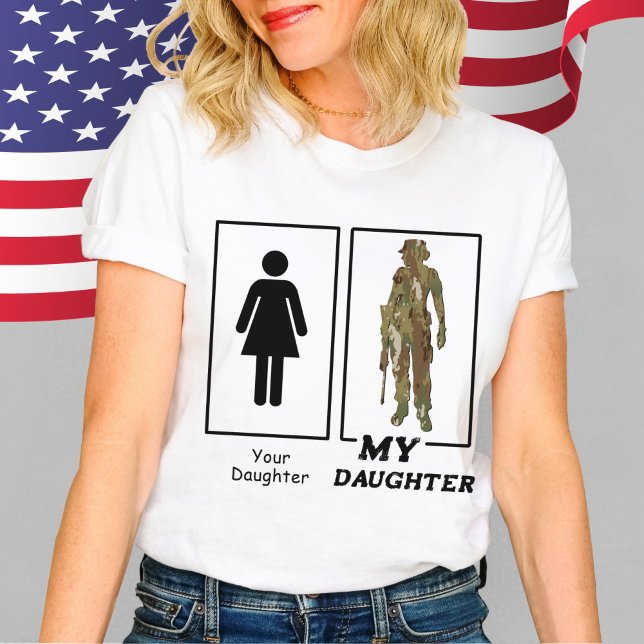 Camiseta Divertido tu hija, mi hija, papá militar (Funny Your / My Daughter female Military camo solider  parent white t-shirt, Air Force Army Mom Gift)