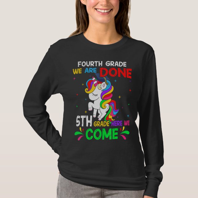Camiseta Divertido Unicornio de cuarto grado: La terminamos (Anverso)