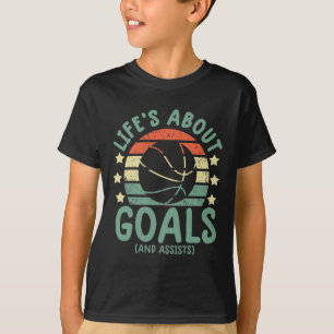 Camiseta Divertidos chicos de baloncesto levantan sobre gol