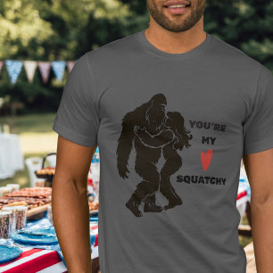 Camiseta Diviértete BigFoot “Eres mi Squatchy” Pareja Román