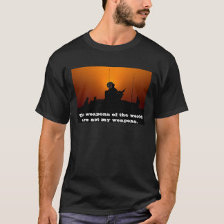 Camiseta divina del cristiano de las armas