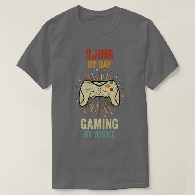 Camiseta DJ By Day Gaming By Night (Diseño del anverso)