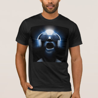 Camiseta DJ que grita con los auriculares y las gafas de