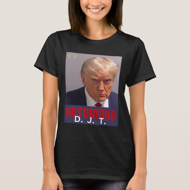 Camiseta Djt - Trump Mug Shot - 24 de agosto de 2023 (Anverso)