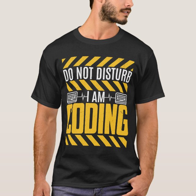 Camiseta Do Not Disturb I Am Coding Programming Programmer (Anverso)