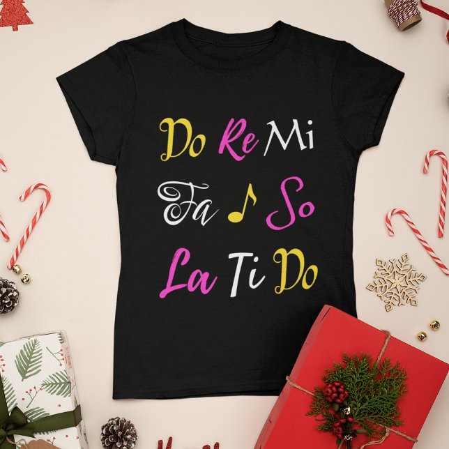 Camiseta Do Re Mi Broadway Música Sonora de Navidades de Mú ("Do Re Mi" appears in bright typography designed to pop against a dark background.)