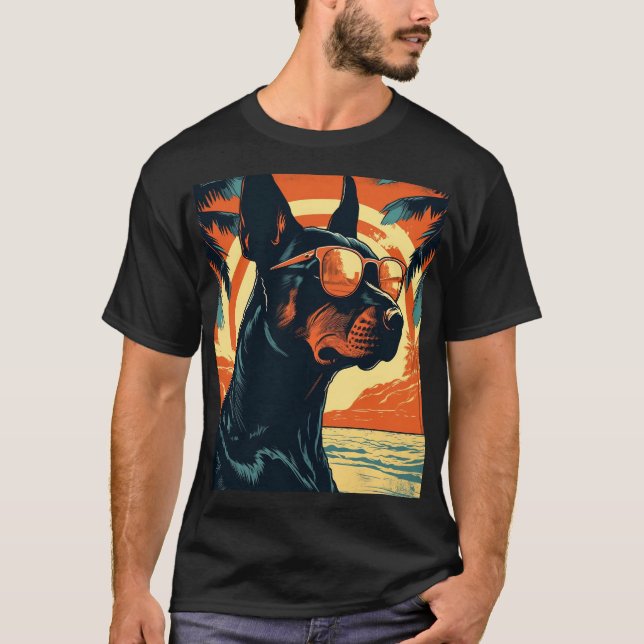 Camiseta Doberman en una playa tropical al atardecer (Anverso)