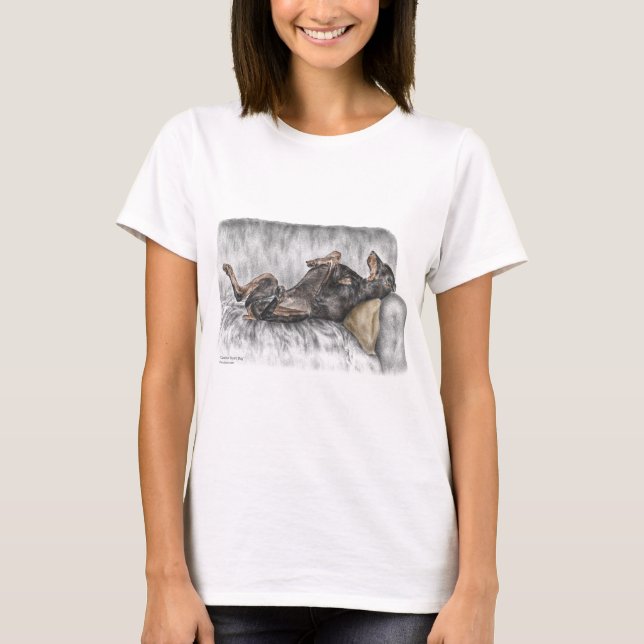 Camiseta Doberman gracioso en Sofa (Anverso)