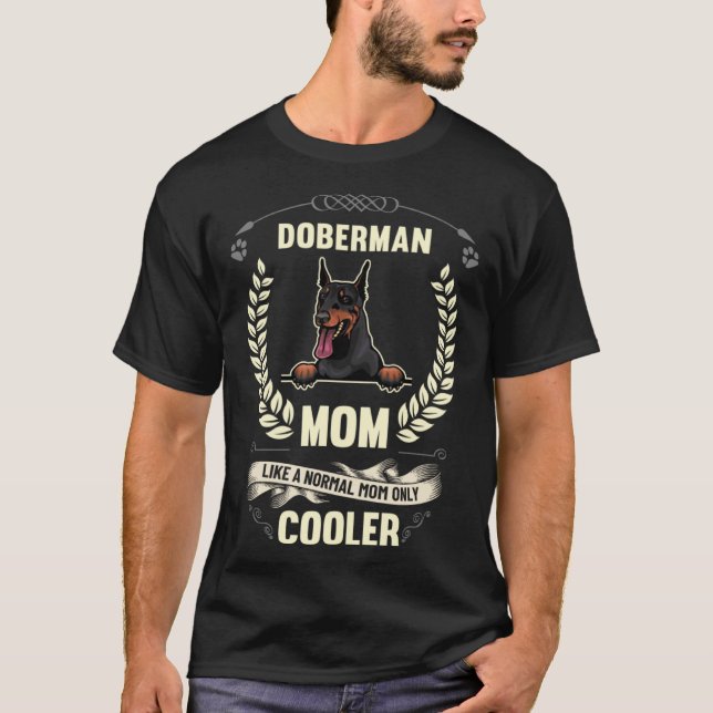 Camiseta Doberman Mom Like A Normal Mom Only Cooler  Dog Ow (Anverso)