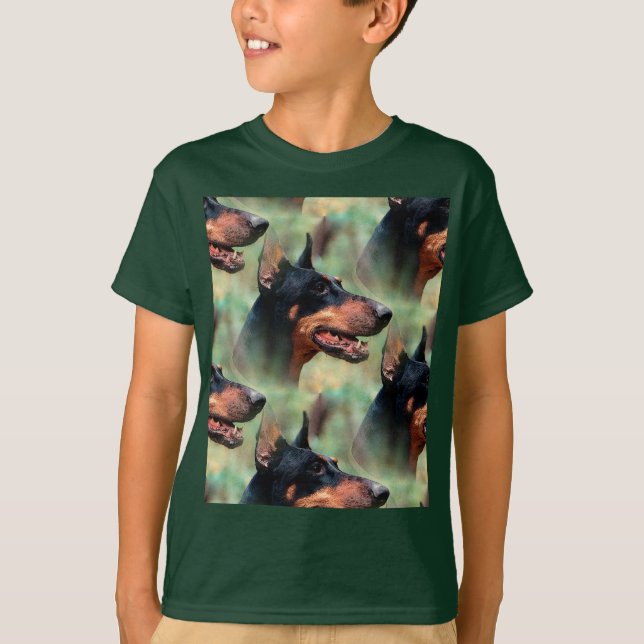 Camiseta Doberman Pinscher en los bosques (Anverso)