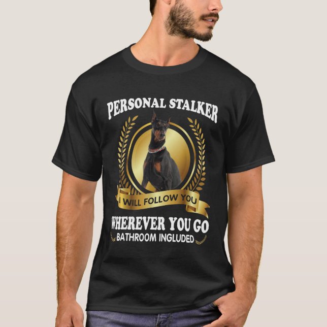 Camiseta Doberman Pinscher Personal Stalker Go Bathroom Inc (Anverso)