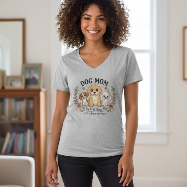 Camiseta Dog Mom Life Better With Paws V-Neck (Subido por el creador)