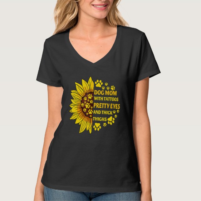 Camiseta Dog Mom With Tattoos Pretty Eyes Thick Thighs Sunf (Anverso)