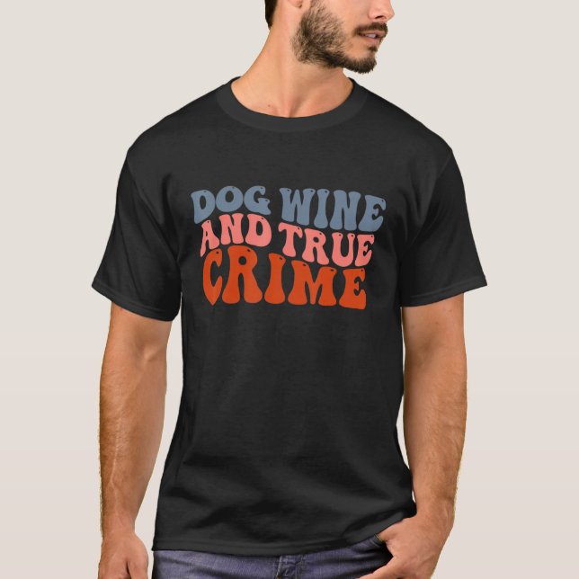 Camiseta Dog Wine And True Crime Serial Killer Show Fan Pet (Anverso)
