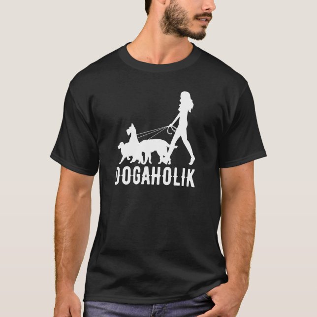Camiseta Dogaholic Caminando Con Ropa De Perro (Anverso)