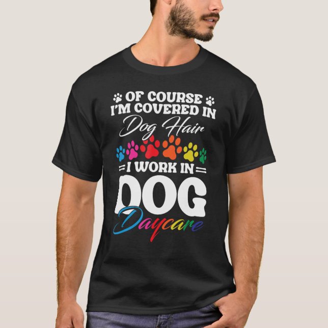 Camiseta Doggie Day Care Play Essentials Service Dog Daycar (Anverso)