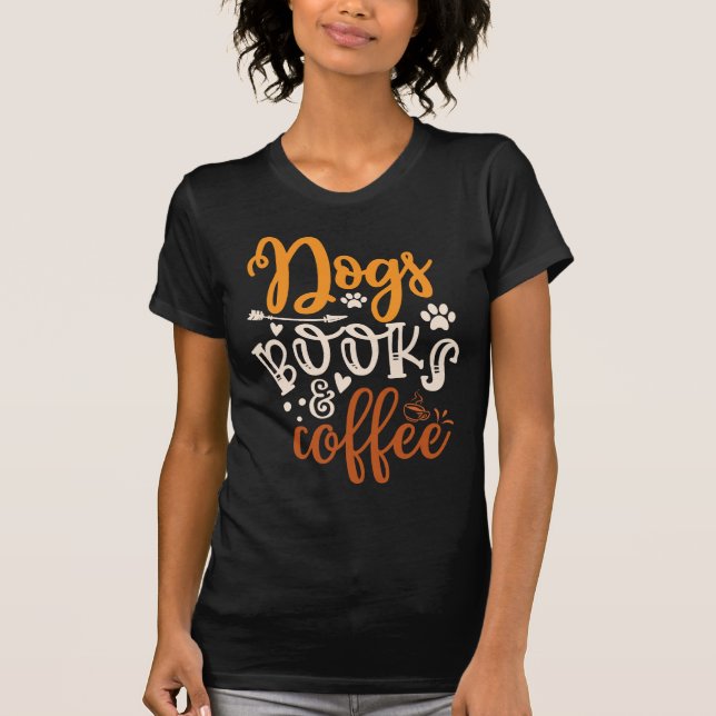 Camiseta Dogs Books Coffee Women’s Shirt – Cozy Bookish Dog (Anverso)