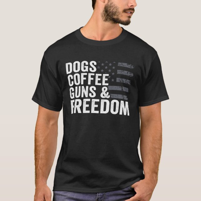Camiseta Dogs Coffee Guns & Freedom Pro Guns USA Flag Gun (Anverso)