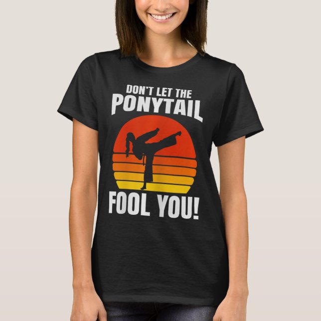 Camiseta Don’t Let The Ponytail Fool You Karate Kick  (Anverso)