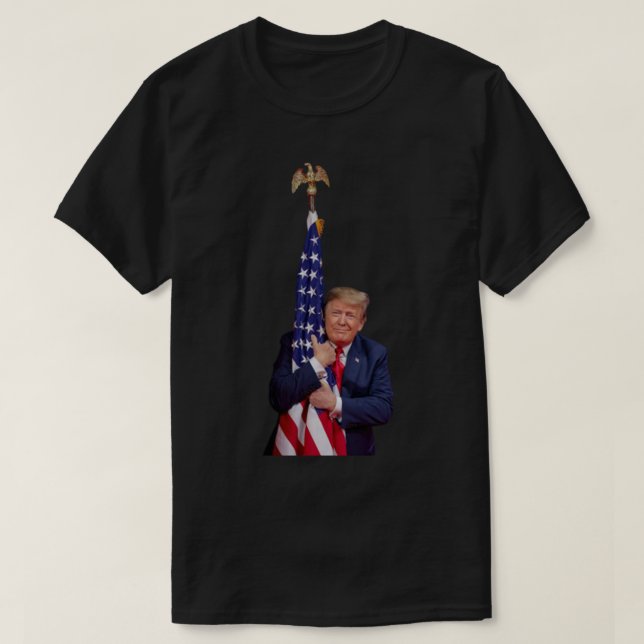 Camiseta Donald Trump Hugging American Flag Sticker.png (Diseño del anverso)