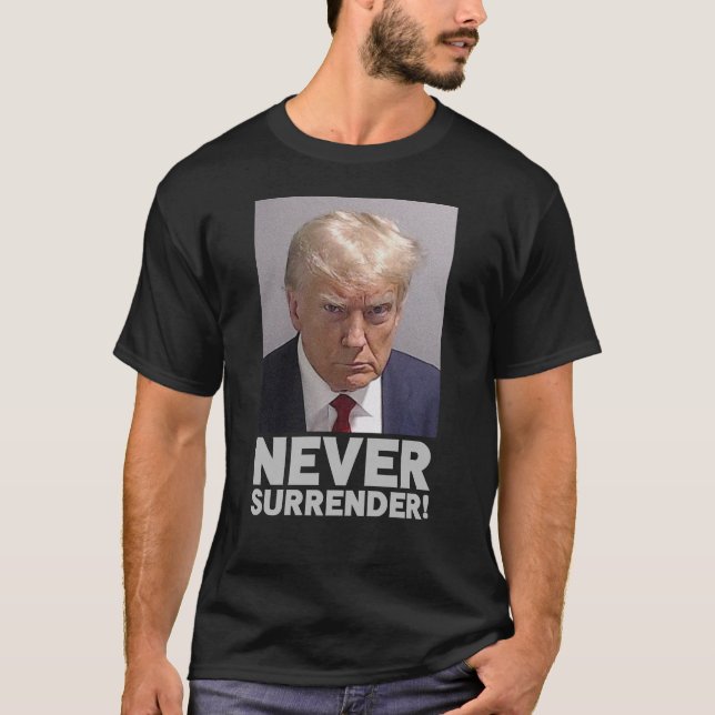 Camiseta Donald Trump Mugshot - Never Surrender! (Anverso)